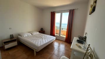 4 habitaciones, tabla de planchar con plancha, cuna de viaje y internet