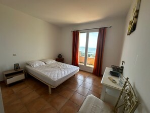 4 slaapkamers, een strijkplank/strijkijzer, reisbedje, internet