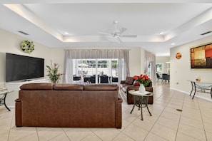 Smart-TV, DVD-Player, Bücher, Stereoanlage