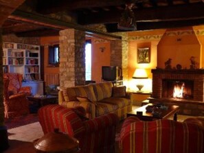 Smart-TV, Kamin, DVD-Player, Tischtennisplatte