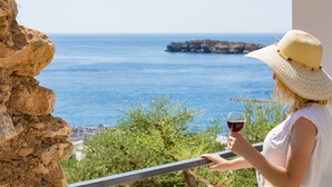 A balcony with a view of the sea and rocky coastline. - John Akroyiali rooms (Sfakia)