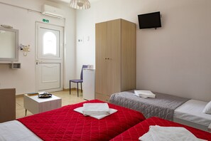 Trippelrum - terrass - utsikt mot innergÄrden | SÀngtillbehör av högsta kvalitet och vÀrdeförvaringsskÄp pÄ rummet