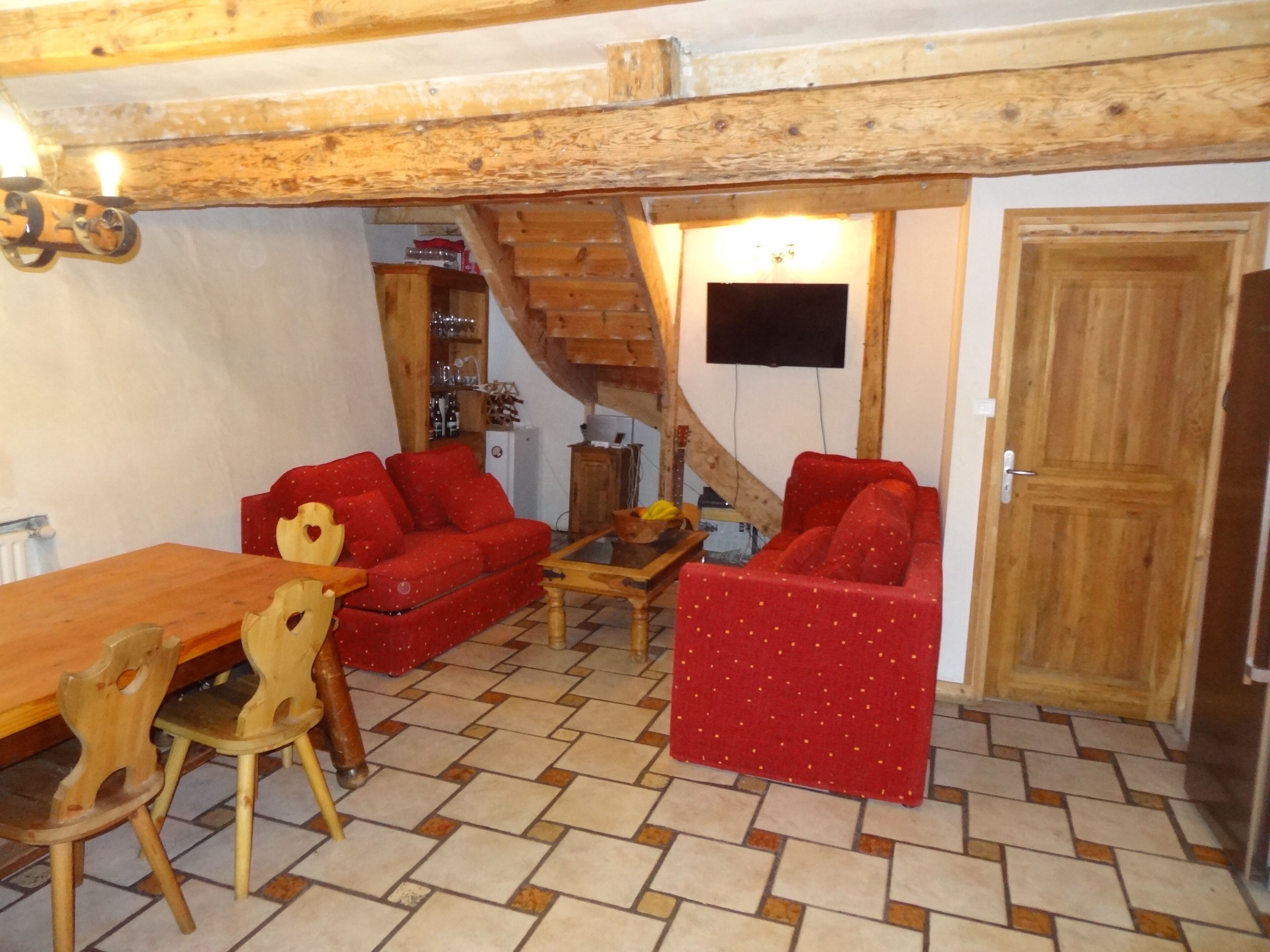 Télévision, cheminée, lecteur de DVD, livres