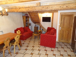 Téléviseur, foyer, lecteur de DVD, livres