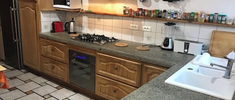 Kühlschrank, Mikrowelle, Ofen, Herdplatte