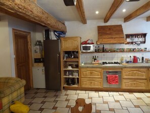 Fridge, microwave, oven, stovetop - Perfect location quiet surroundings spacious comfortable & functional (Brides-Les-Bains)