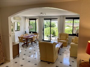 Televisión, reproductor de DVD, libros y estéreo