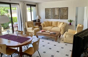 Una televisión, un reproductor de DVD, libros, un reproductor estéreo