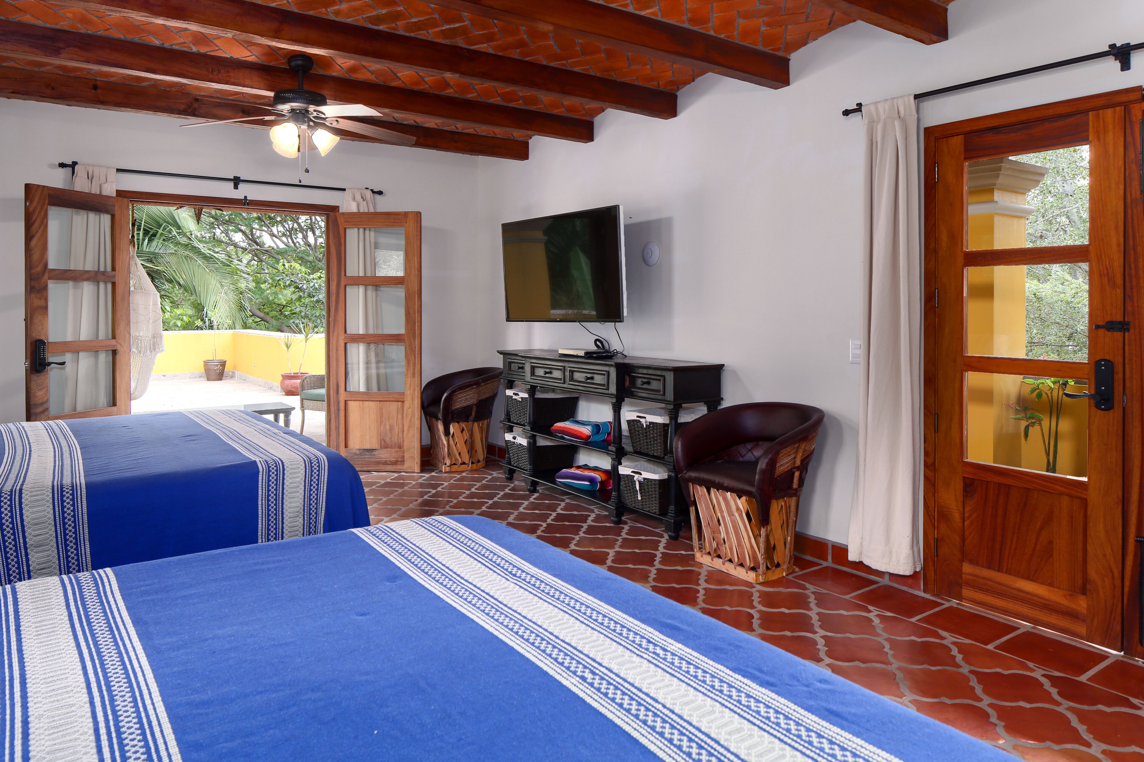 PRIVATE BEACH / EXCLUSIVE COMMUNITY / COOKS, GOLF CARTS, PADDLE BOARDS AVAILABLE