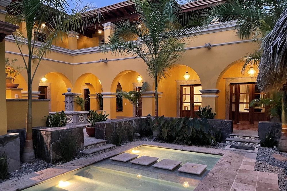 PRIVATE BEACH / EXCLUSIVE COMMUNITY / COOKS, GOLF CARTS, PADDLE BOARDS AVAILABLE
