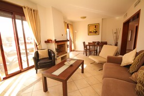 Télévision, lecteur de DVD, livres, médiathÚque