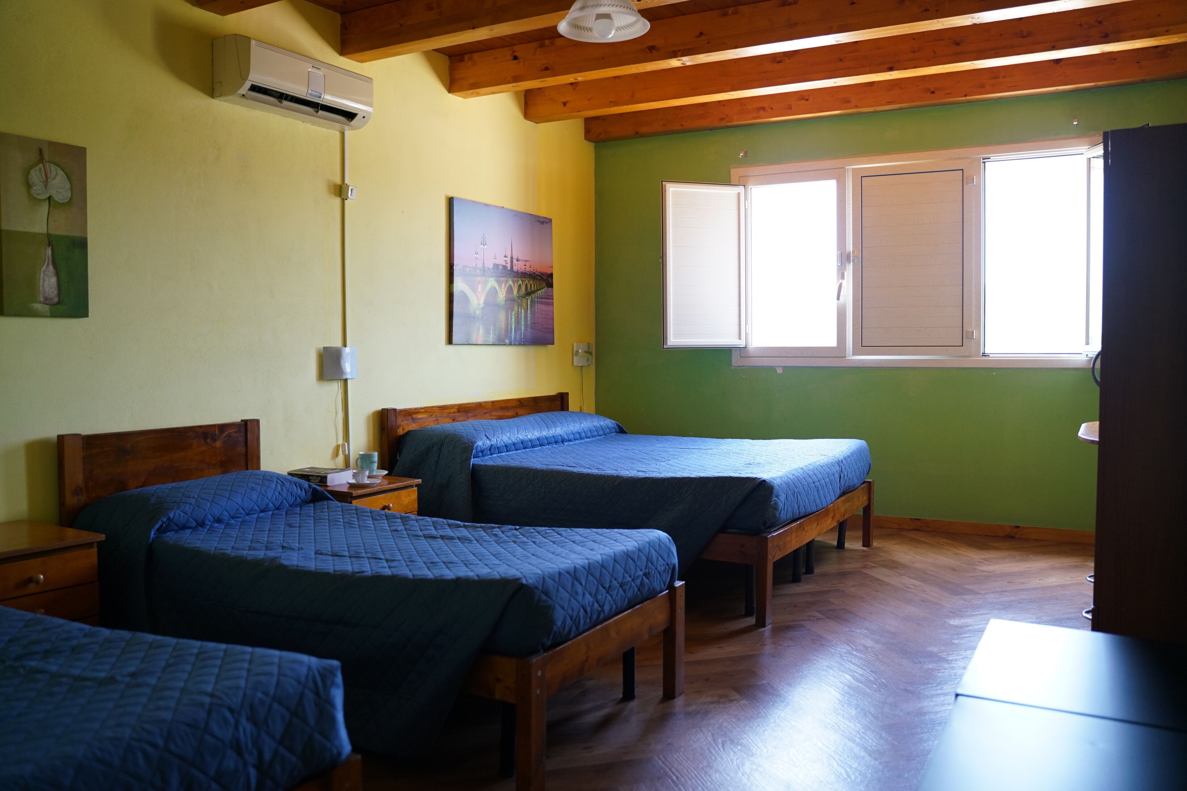 7 chambres, fer et planche à repasser, Wi-Fi, draps fournis