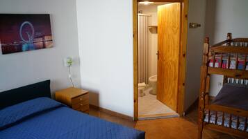 7 habitaciones, tabla de planchar con plancha, wifi y ropa de cama