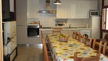 Køleskab, mikrobølgeovn, ovn, kogeplade