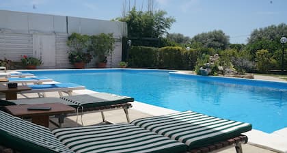 Villa belfronte with private pool in the green can accommodate large groups