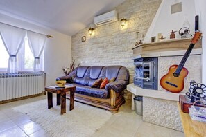 Fernseher, Kamin, DVD-Player