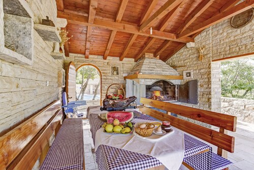 Ferienhaus Maslina * ruhige Lage, 2000 m2 Garten, privater Pool, WLAN