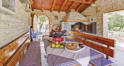 Holiday house Maslina * 2000 m2 garden, private pool, free WiFi