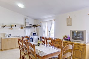 Réfrigérateur, four à micro-ondes, un four, surface de cuisson