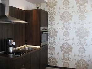Frigorifero, forno, piano cottura, lavastoviglie