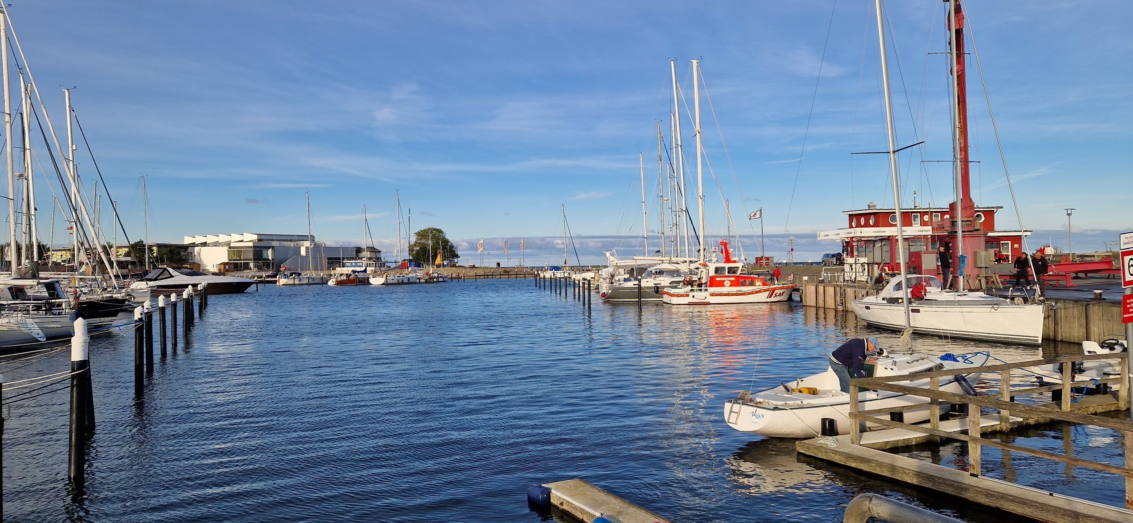 Hafen in Damp mit Hafenmeisterbüro