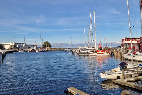 Hafen in Damp mit Hafenmeisterbüro