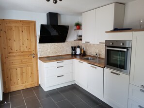 Fridge, oven, stovetop, dishwasher