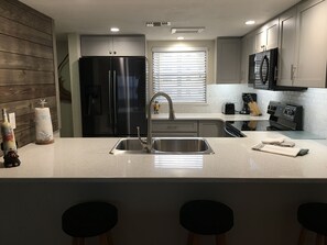 Køleskab, mikrobølgeovn, ovn, kogeplade