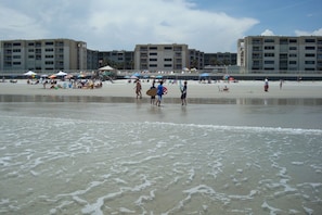 Na praia, espreguiçadeiras, toalhas de praia 