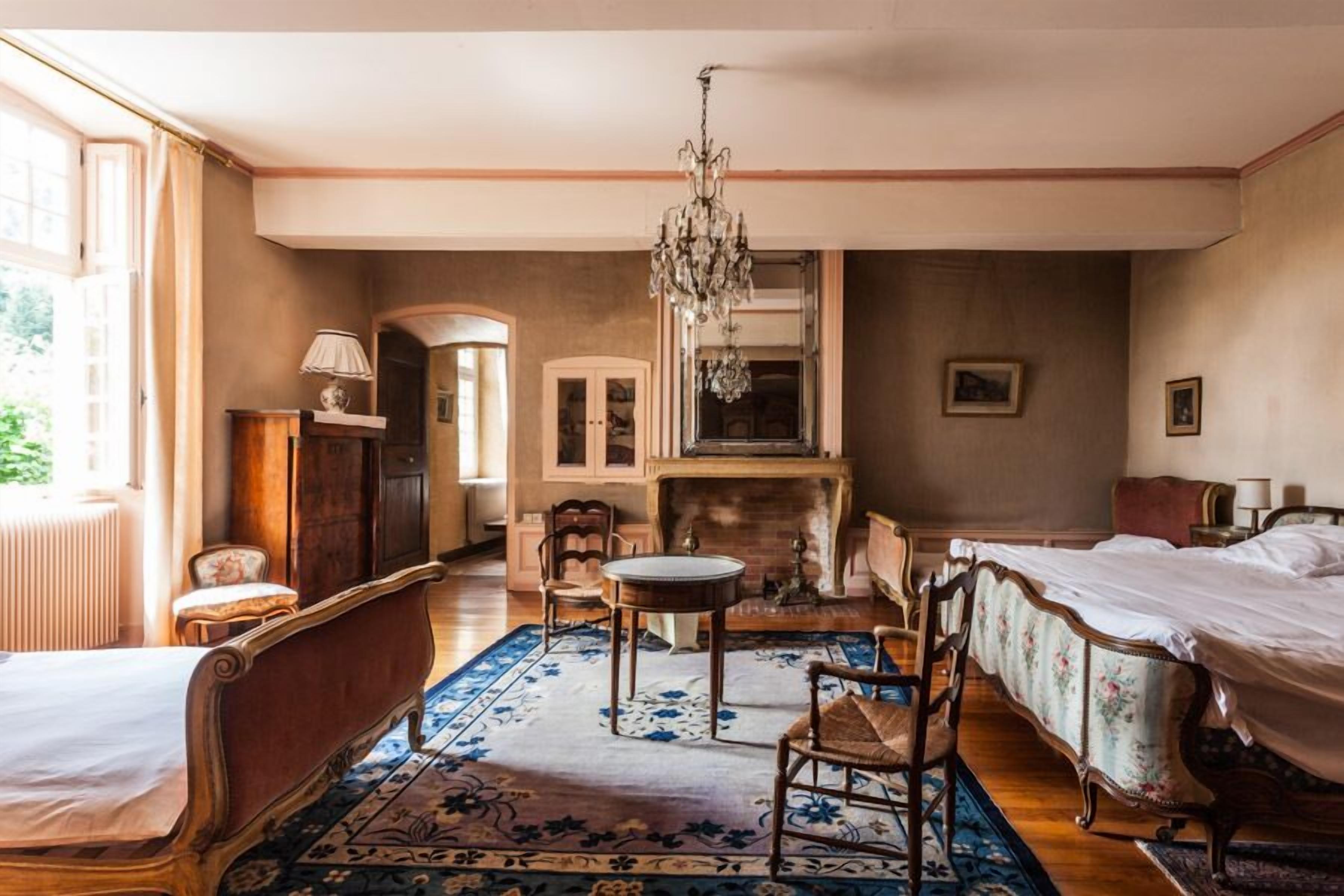 5 slaapkamers, een bureau, een strijkplank/strijkijzer, gratis wifi