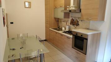 Fridge, oven, stovetop, coffee/tea maker