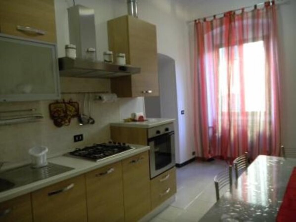 Fridge, oven, stovetop, coffee/tea maker