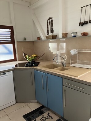 ثلاجة، ميكروويف، فرن، موقد طهي مسطح