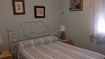 2 makuuhuonetta, työpöytä, silitysrauta/-lauta, ilmainen Wi-Fi