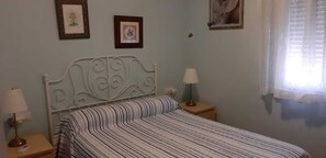 2 sovrum, skrivbord, strykjärn/strykbräda och gratis wi-fi