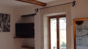 Interior - Air-conditioned country cottage with wifi and shaded terrace facing the Luberon (Roussillon)