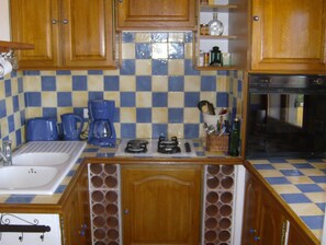 Fridge, microwave, oven, stovetop - Air-conditioned country cottage with wifi and shaded terrace facing the Luberon (Roussillon)