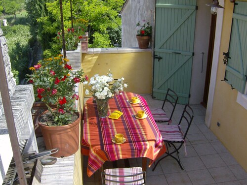Air-conditioned country cottage with wifi and shaded terrace facing the Luberon