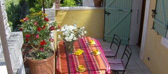 Air-conditioned country cottage with wifi and shaded terrace facing the Luberon