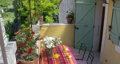 Air-conditioned country cottage with wifi and shaded terrace facing the Luberon
