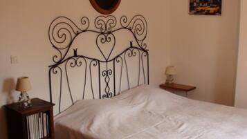 1 slaapkamer, een strijkplank/strijkijzer, wifi