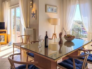 Dining - Luxurious and family friendly villa with large private pool 5 mins from Skiathos (Skiathos)