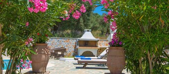 Luxurious and family friendly villa with large private pool 5 mins from Skiathos