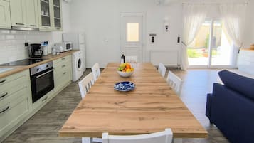 Geladeira, micro-ondas, fogĂŁo, cooktop