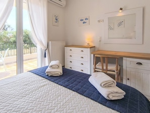 5 chambres, coffre-fort, fer et planche à repasser, lit de bébé portatif