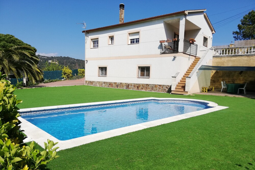 House with private pool, artificial grass, terraces and flat gardens.