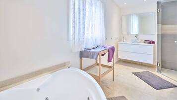 Tina, secadora de cabello, bidet, toallas