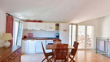 冷蔵庫、オーブン、コンロ、食器洗い機