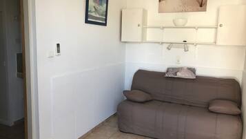 Televisión de pantalla plana, futbolito y tenis de mesa