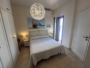 2 bedrooms, in-room safe, desk, iron/ironing board